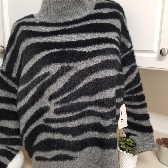 TWINE AND SPRING ZEBRA PRINT SWEATER - Picture 2 of 3